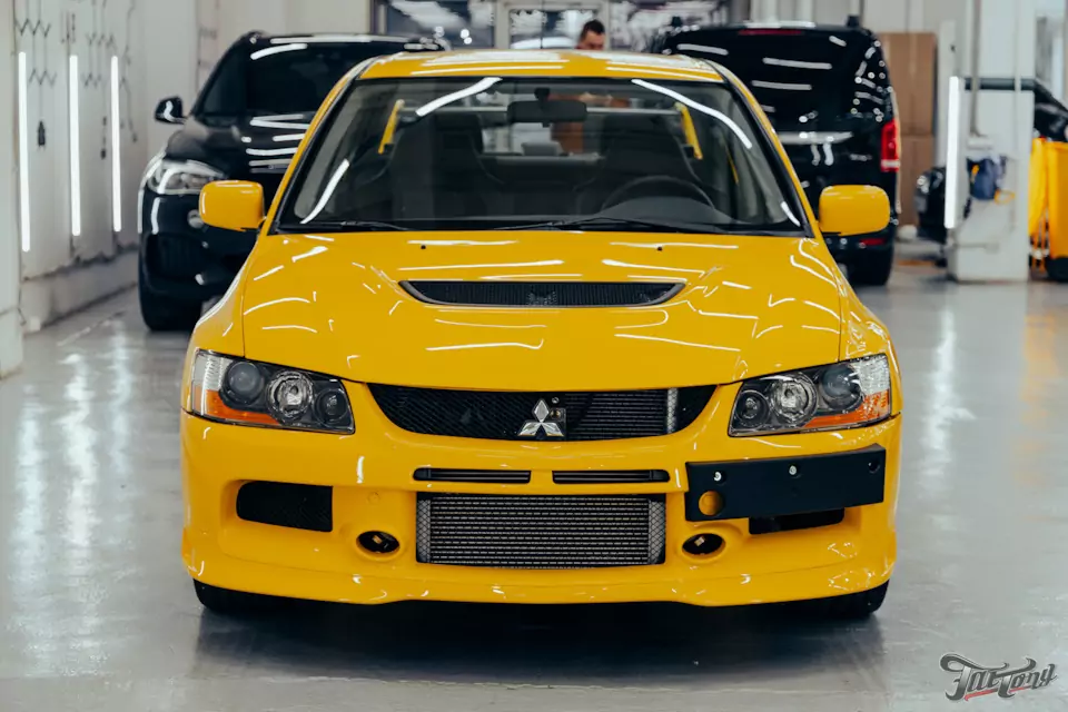 Частичная покраска Mitsubishi Lancer Evolution с подбором цвета: старая краска снялась вместе с пленкой!